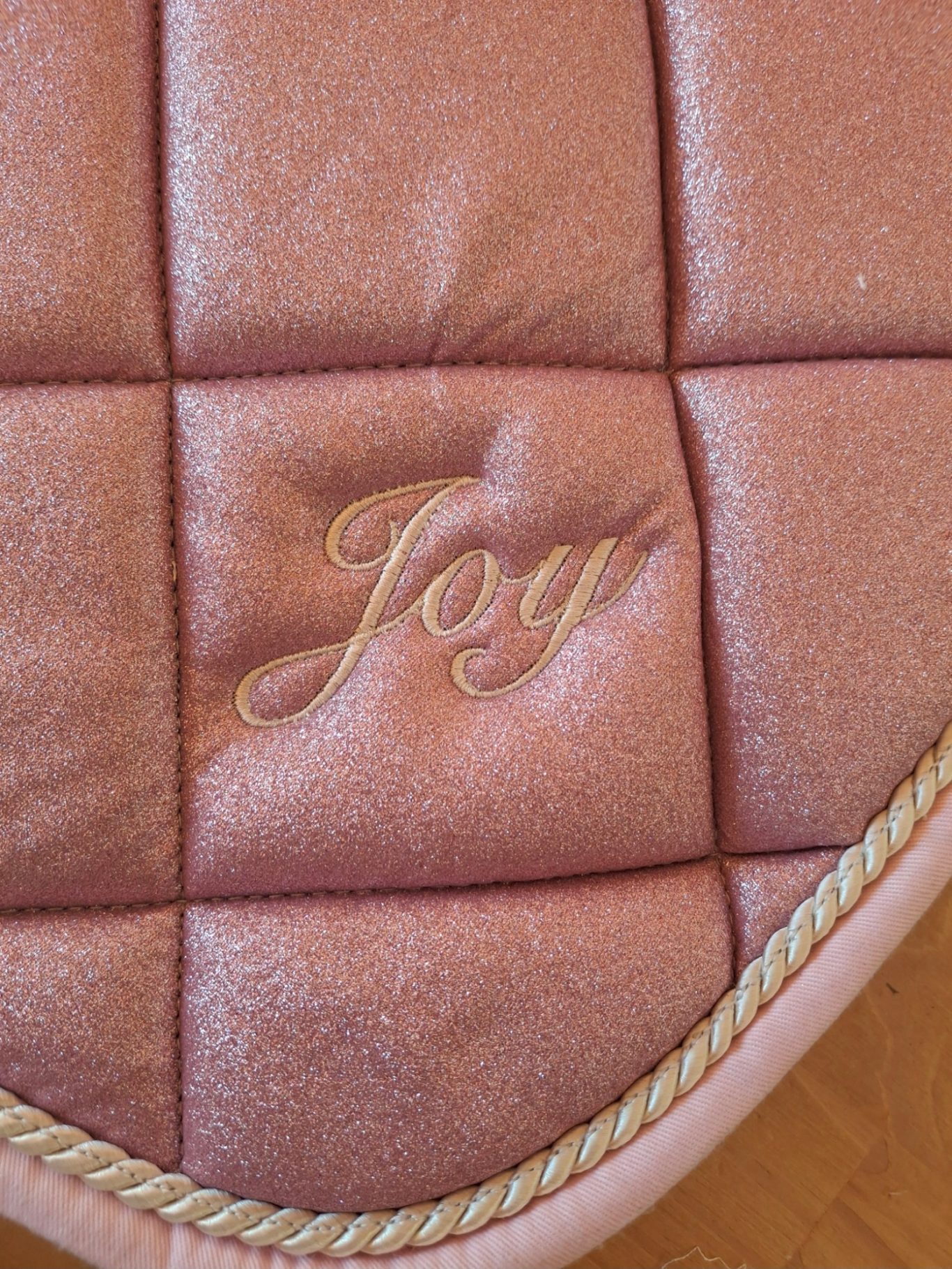 Broderie prénom sur tapis de cheval Broderie prénom sur tapis de cheval
