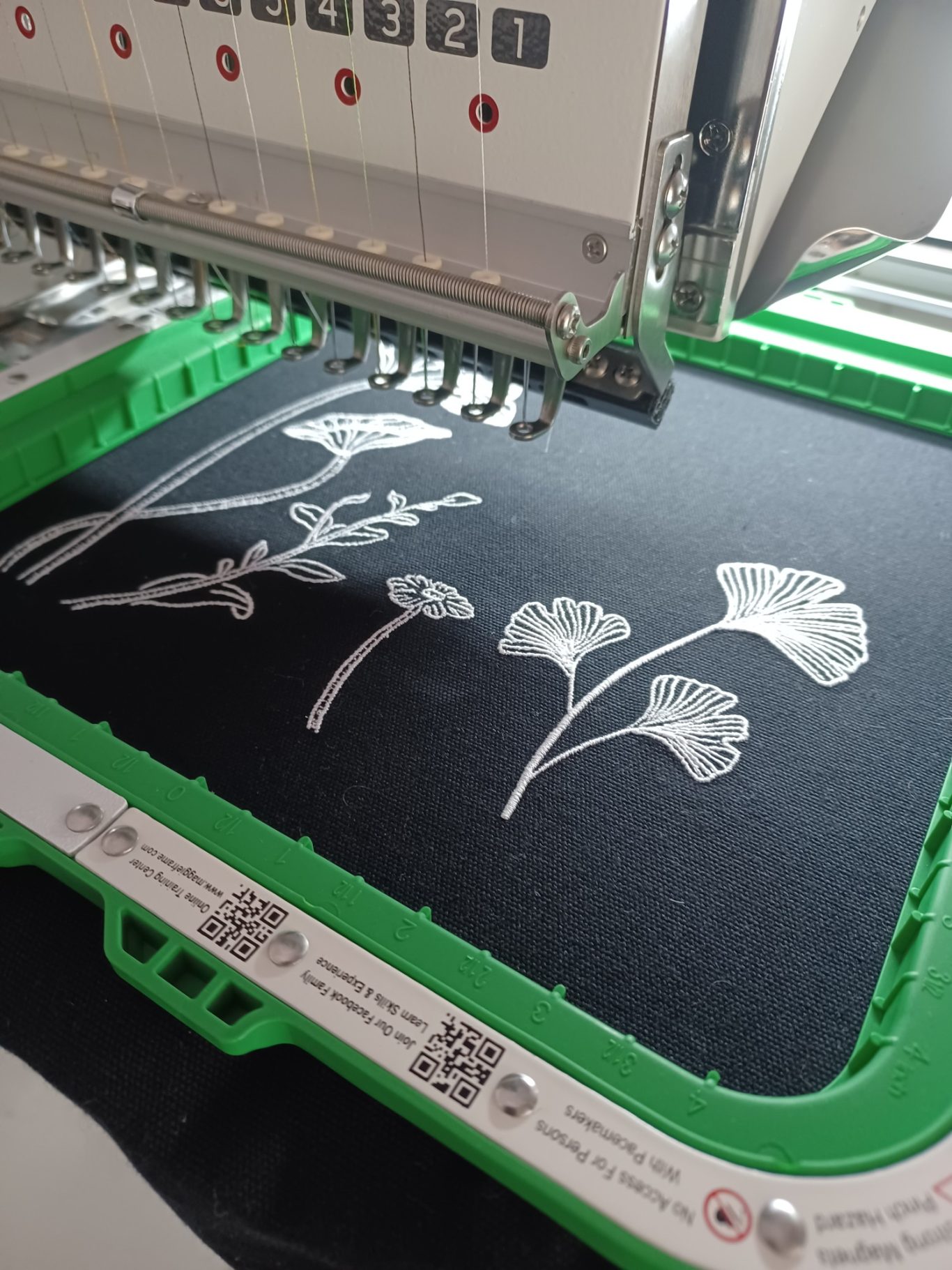 Broderie de fleurs blanches Broderie de fleurs blanches