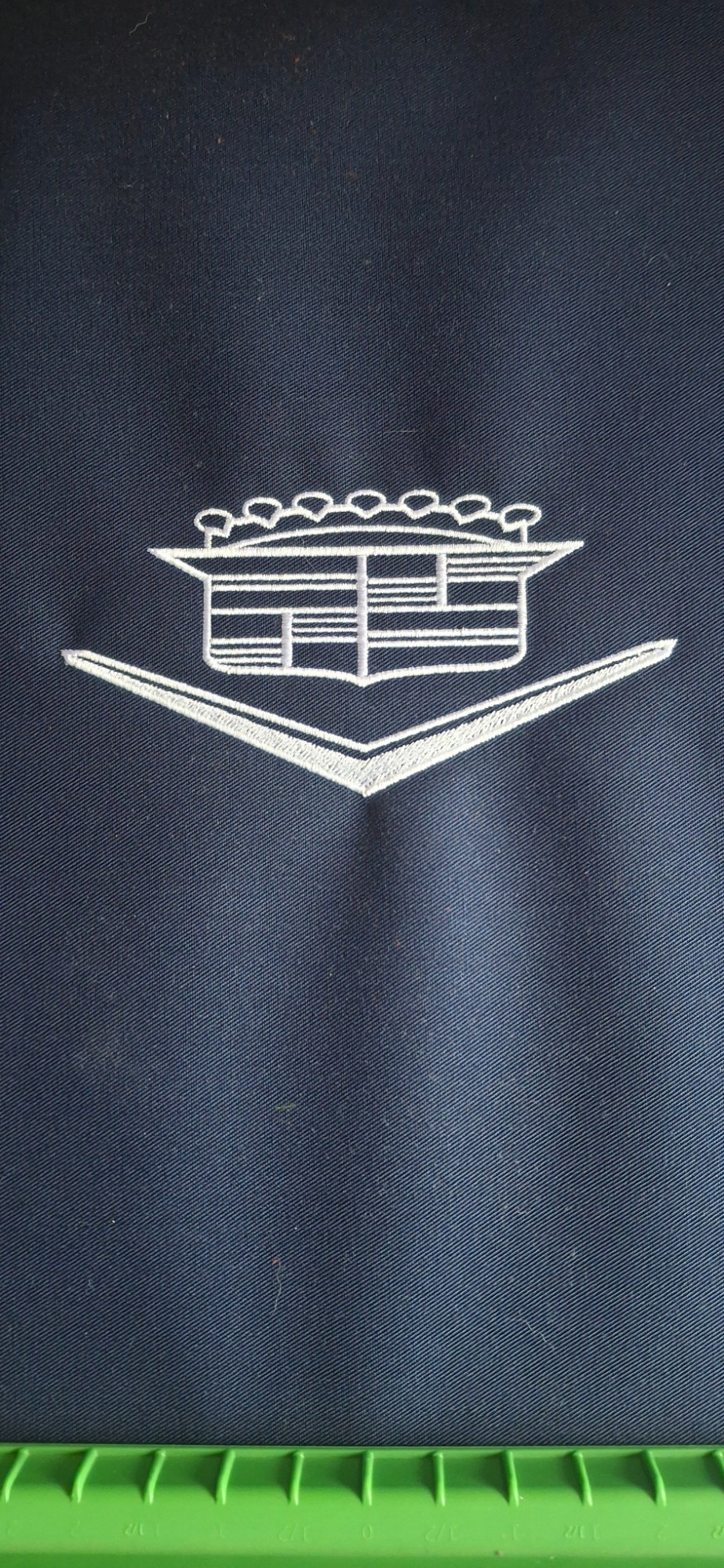 Broderie logo Cadillac. Broderie logo Cadillac.