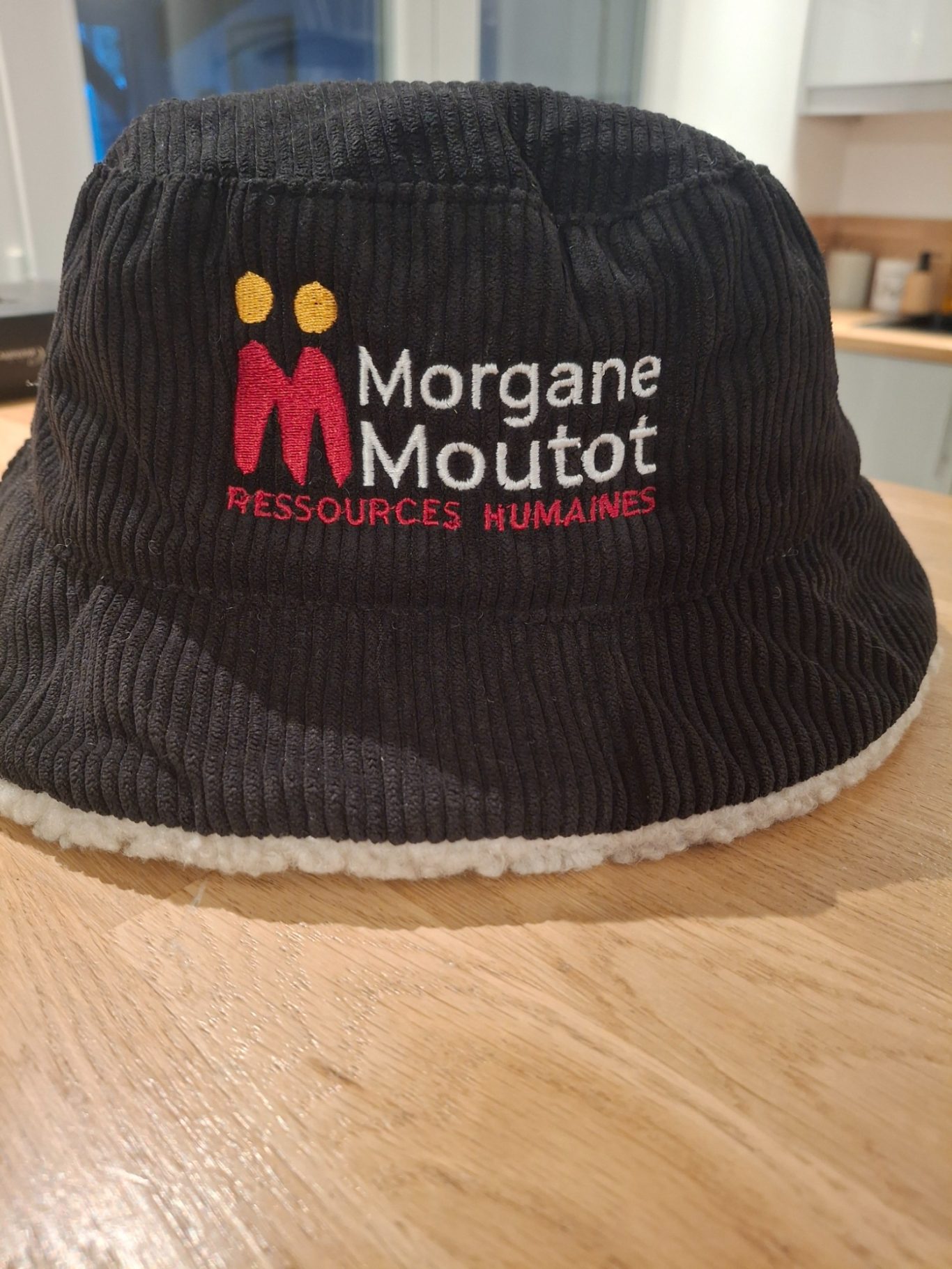 Broderie sur bob. Broderie sur bob.