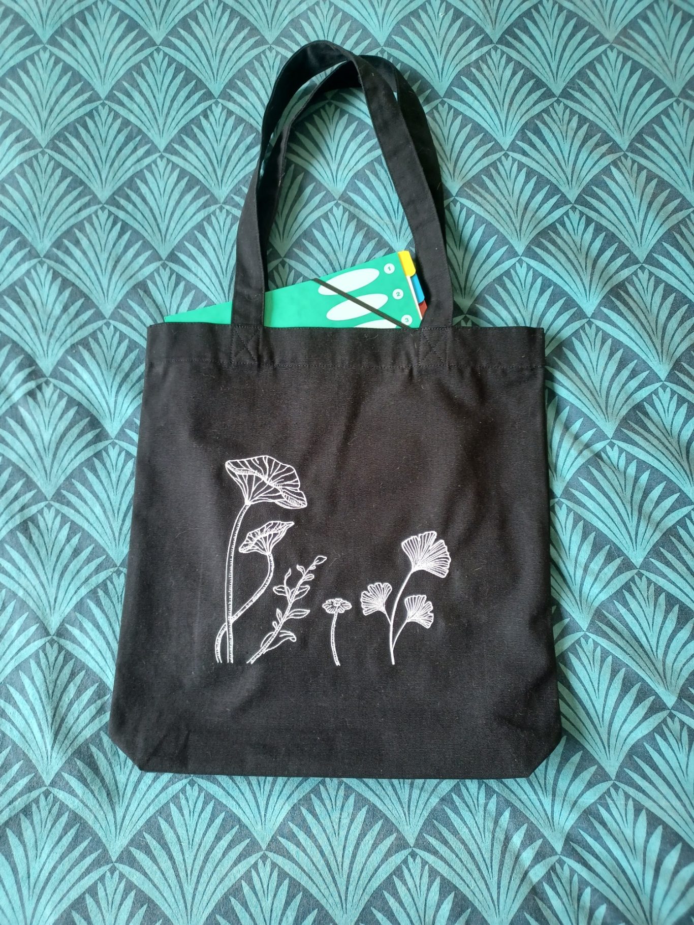 Broderie de fleurs blanches sur sac cabas Broderie de fleurs blanches sur sac cabas