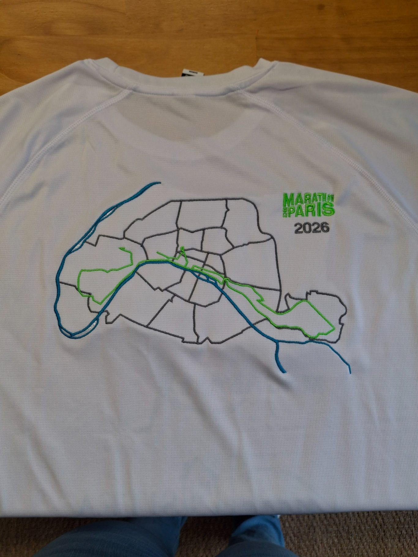 Broderie dos sur tee-shirt de running. Broderie dos sur tee-shirt de running.