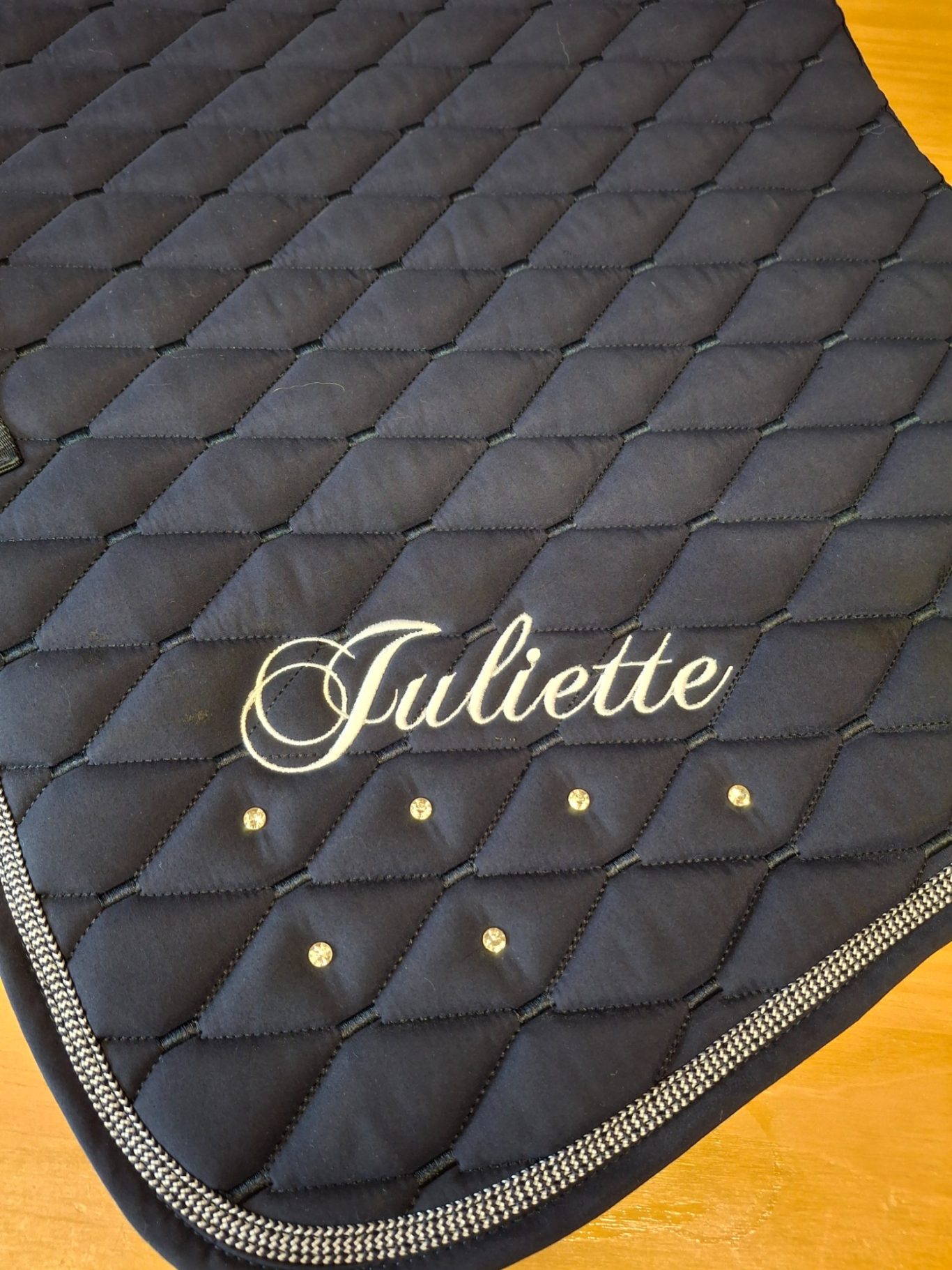 Broderie prénom sur tapis de cheval. Broderie prénom sur tapis de cheval.