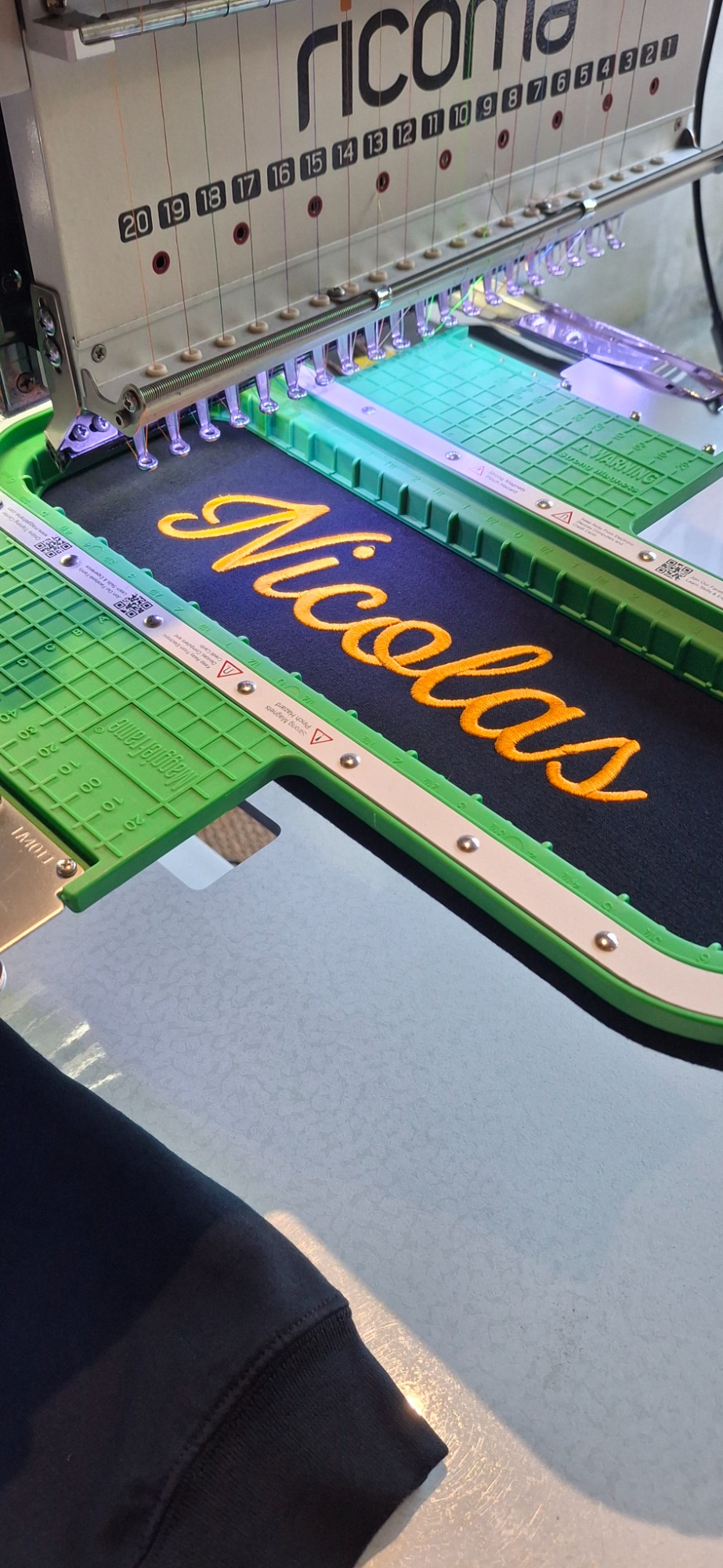 Broderie verticale sur manche de sweat Broderie verticale sur manche de sweat