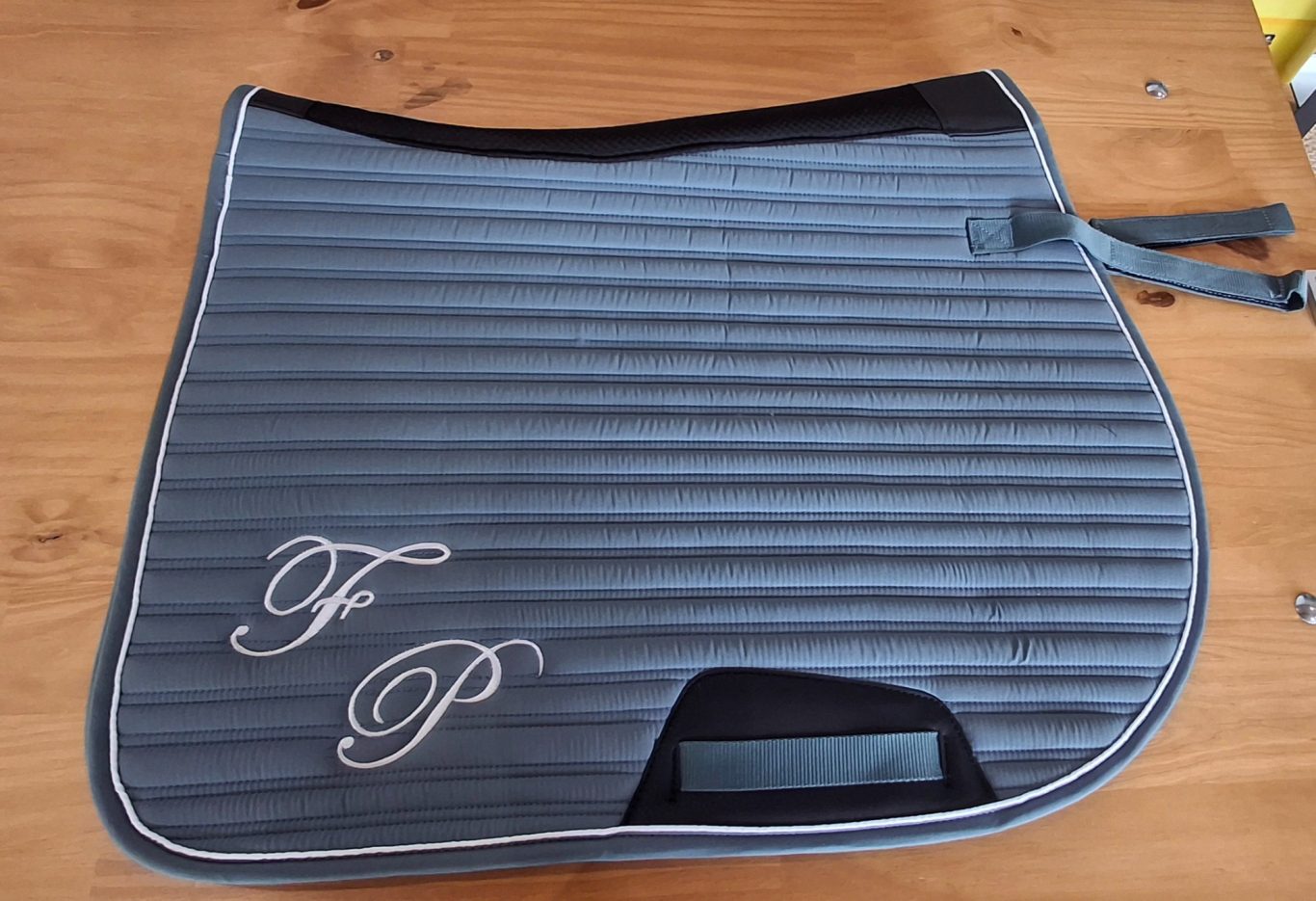 Broderie initiales sur tapis de cheval Broderie initiales sur tapis de cheval